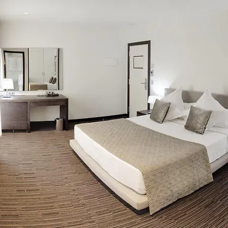 Cosmopolita Boutique & Платжа-д'Ару