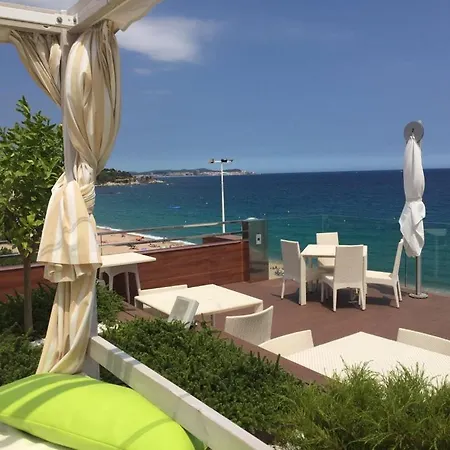 Cosmopolita Boutique & Готель